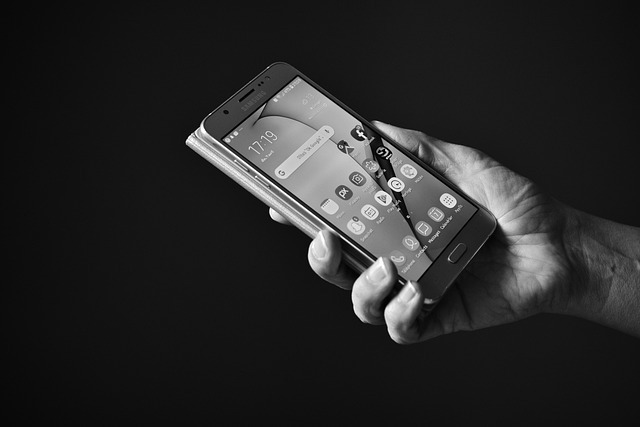 Web3 decentralised application architecture showing user connecting through wallet to smart contracts